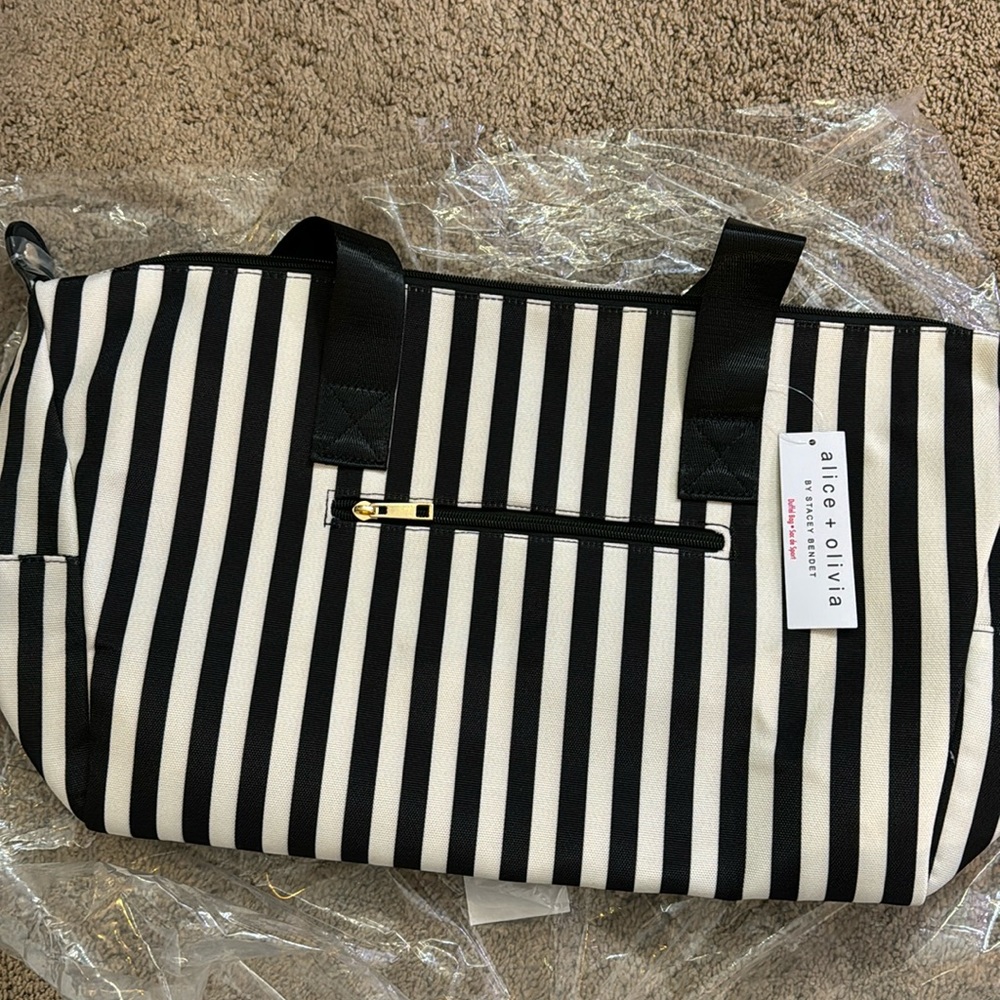 NWT ALICE & OLIVIA DUFFEL BAG